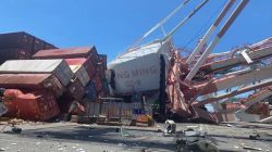 台湾高雄阳明柜场桥式启重机似遭OOCL公司轮撞坏拖行,损失破六亿.港口的空箱短缺情况也将更加严重